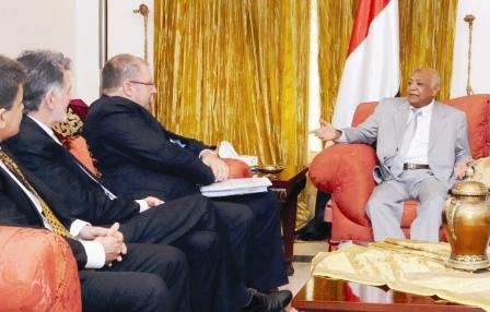 باسندوة أثناء استقباله المدير القطري الجديد لدى البنك الدولي أمس